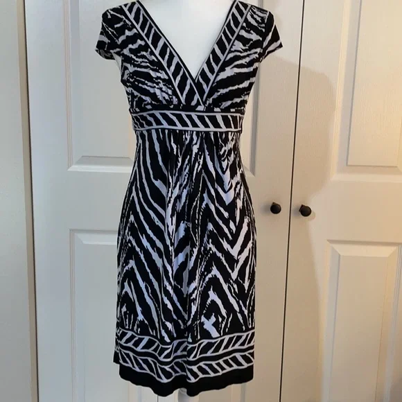 Sweet Storm Black/White S Cap Sleeve Dress  Ties in the Back - Picture 14 of 14